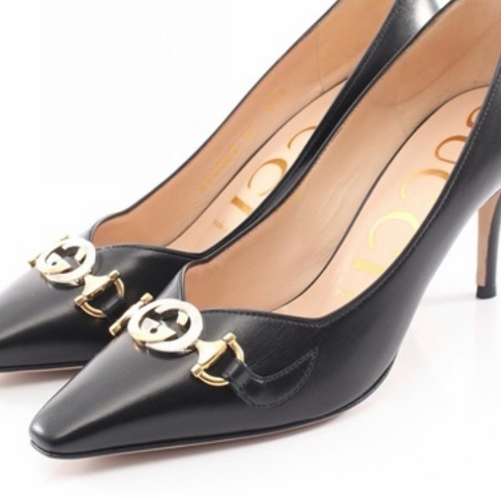 Gucci Black Leather Pointed-Toe Pumps with Gold Interlocking Logo